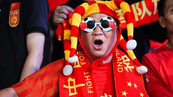 美女露出尿口让男生捅
